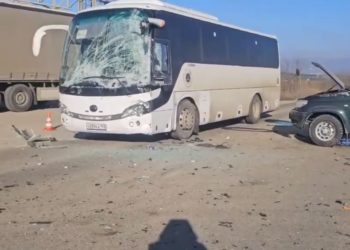 В ДТП с вахтовым автобусом и «Ладой» пострадал водитель УАЗа