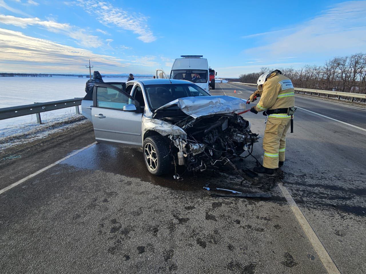 В ДТП с влетевшим в отбойник авто на Кубани пострадала женщина - Новости  Сочи