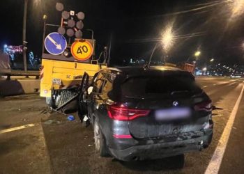 В Сочи водитель BMW врезался в уборочную технику и погиб