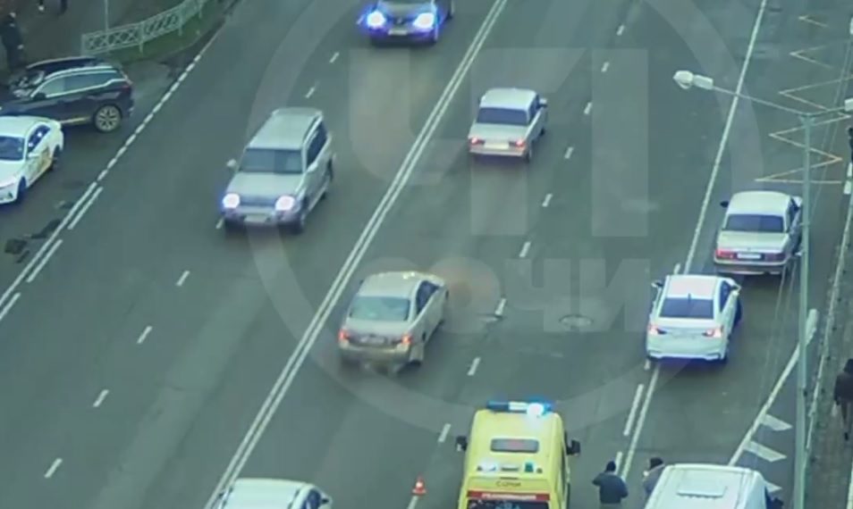 В Сочи ВАЗ сбил перебегавшую дорогу женщину