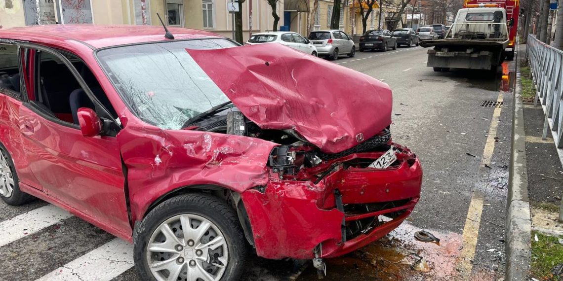 В ДТП с Honda и опрокинувшейся «Газелью» в Краснодаре пострадали оба водителя