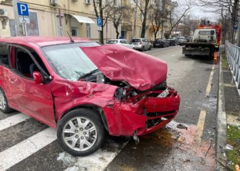 В ДТП с Honda и опрокинувшейся «Газелью» в Краснодаре пострадали оба водителя
