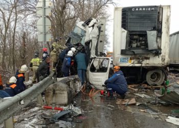 В ДТП с тремя грузовиками на Кубани пострадал водитель
