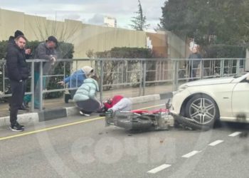 В Сочи Mercedes сбил мотоциклиста