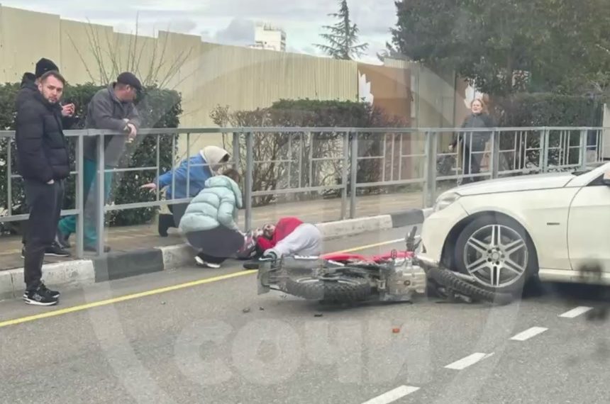 В Сочи Mercedes сбил мотоциклиста