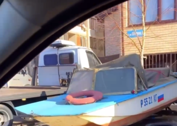 В Краснодаре в условиях огромных луж жители расчехлили лодки