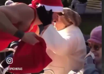 В Сочи внук Деда Мороза обнимал бабушек, которые хорошо себя вели в 2023 году