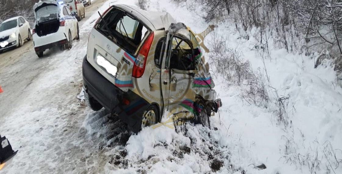 В ДТП с КамАЗом на Кубани погиб один человек, еще трое пострадали