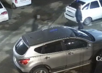 В Краснодаре момент нападения на идущего домой мужчину попал на видео