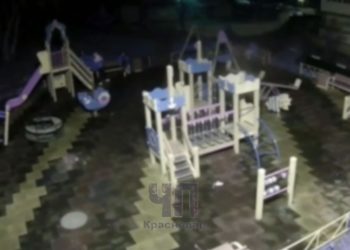 В Геленджике подростки разнесли детскую площадку