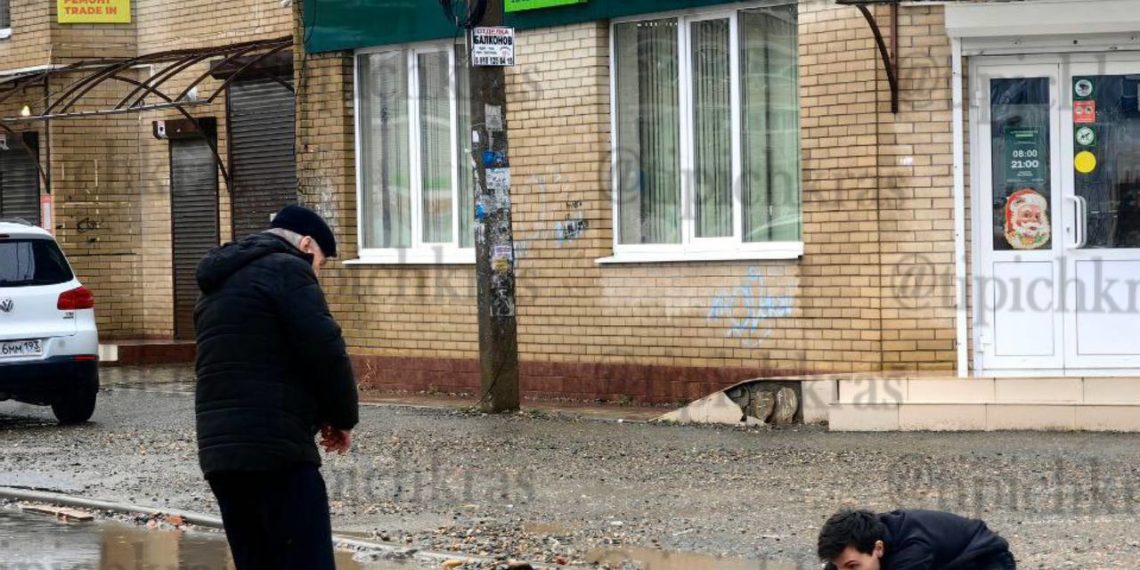 Краснодарцы в 21 веке мастерят мостики из поддонов, чтобы сходить в магазин