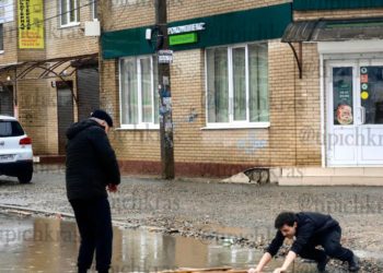 Краснодарцы в 21 веке мастерят мостики из поддонов, чтобы сходить в магазин