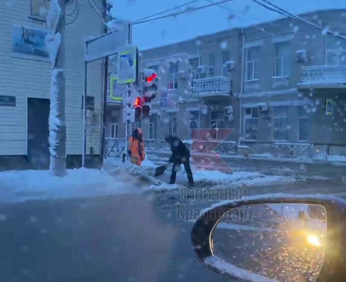 В Краснодаре случайный прохожий помог девушке-дворнику почистить тяжелый снег