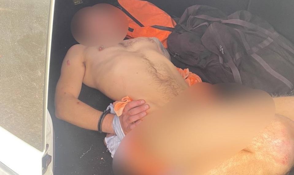 В детской поликлинике в Краснодаре мужчина рвал на себе одежду и раздевался