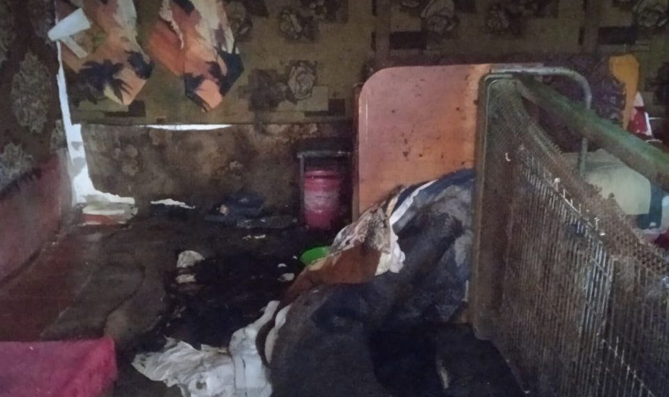 На пожаре на Кубани пострадал лежавший под кроватью мужчина