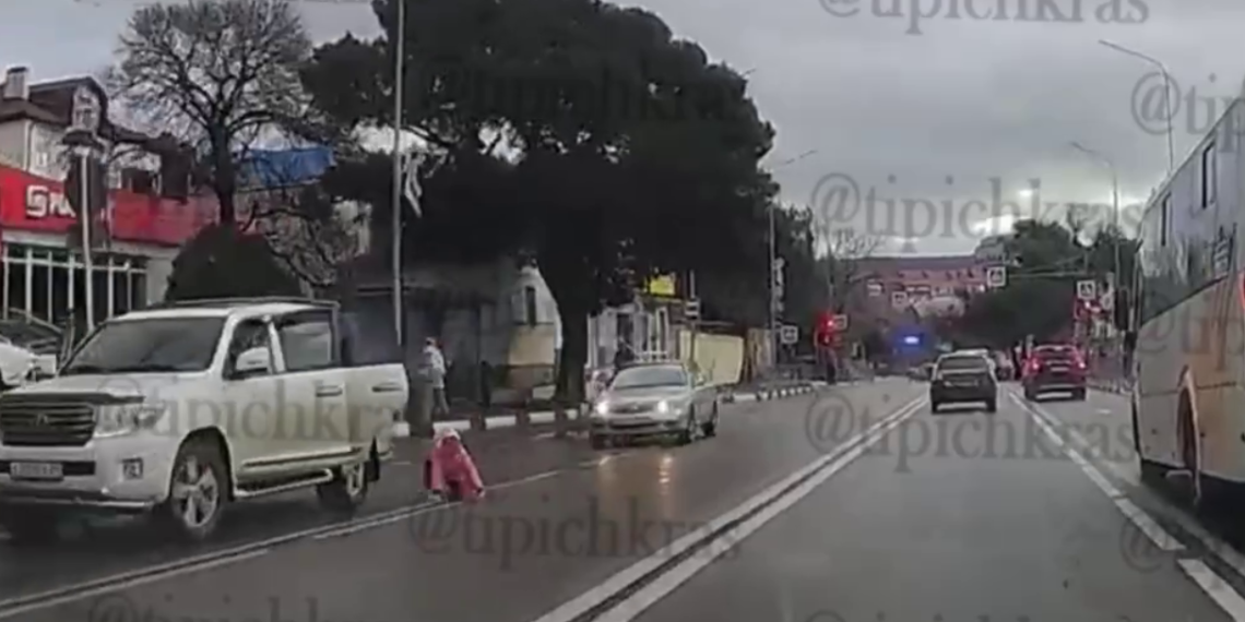 В Геленджике выпавший из автомобиля на дорогу ребёнок попал на видео