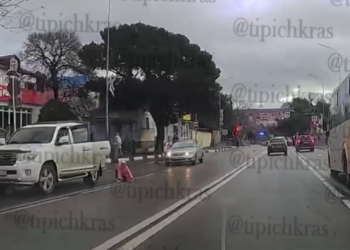 В Геленджике выпавший из автомобиля на дорогу ребёнок попал на видео