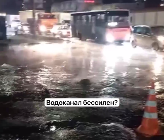 В Краснодаре фекальные стоки затопили проезжую часть