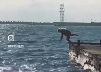 В Сочи на видео попал Дед Мороз, искупавшийся в январском море