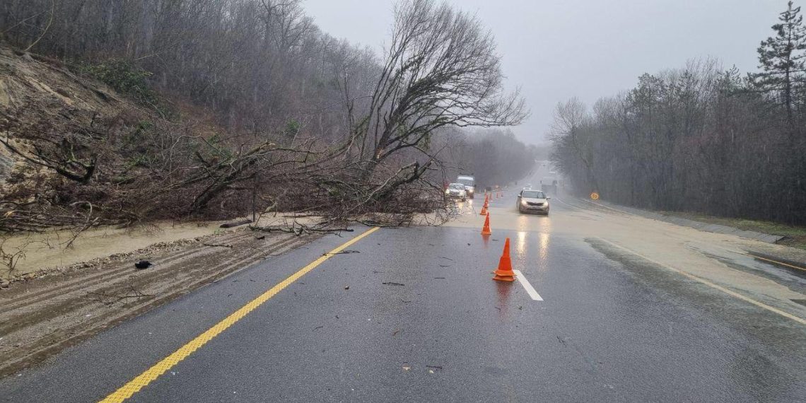 На трассу в Туапсинском районе сошел селевой поток