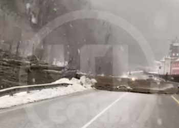 В Сочи селевой поток перекрыл дорогу