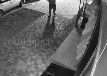 В Краснодаре момент кражи арки из шаров у медцентра попал на видео