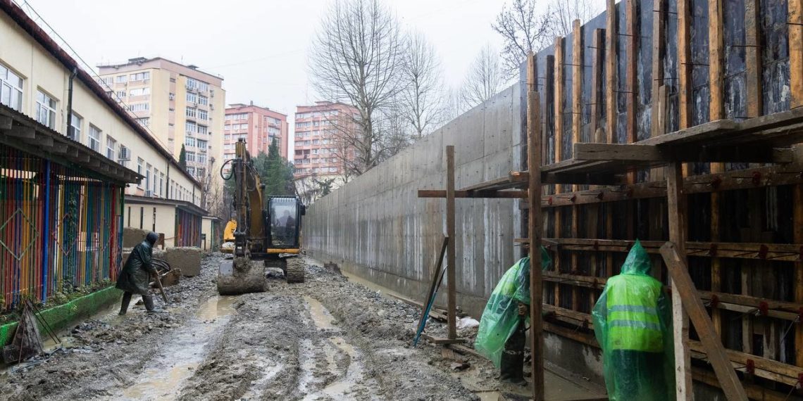 В Сочи восстанавливают подпорную стену в детском саду №121