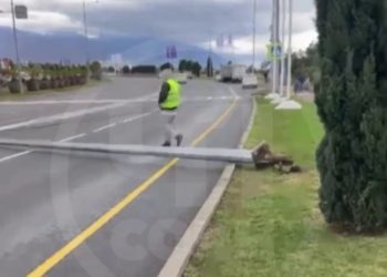 В Сириусе столб рухнул прямо на дорогу