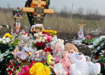 На Кубани могила убитых матери и её 2-летней дочери утонула в цветах и игрушках