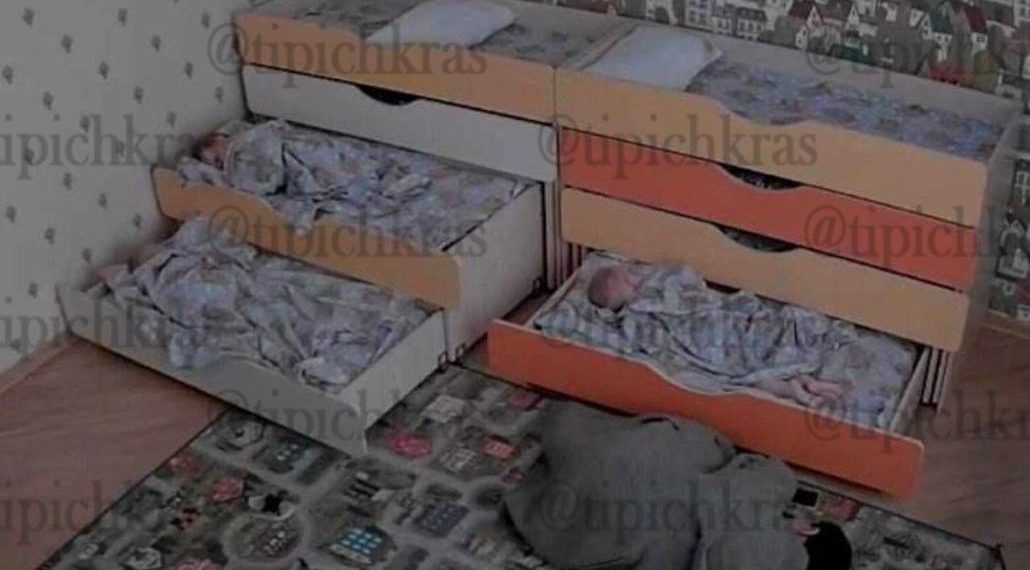 В детсаду Краснодара больная воспитательница спит на полу, укрывшись пальто