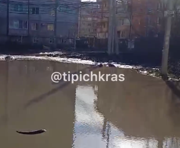 Так сойдет! В Краснодаре воду с одной улицы откачивают на другую