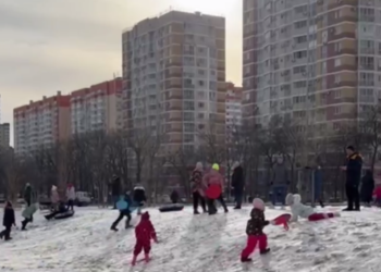 Купание в море и катание с горки: как кубанцы развлекаются в условиях зимы