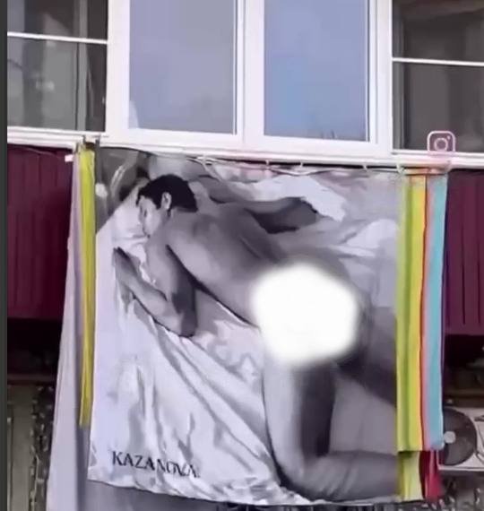 В Краснодаре на балконе вывесили голого мужчину