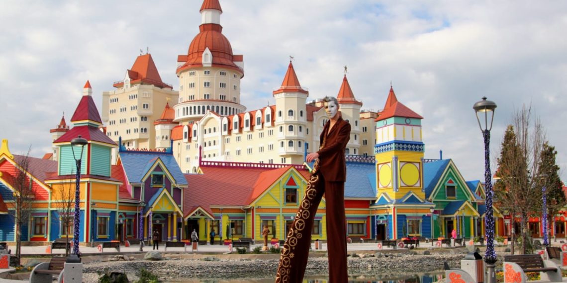 В Сочи Парке и отеле-замке «Богатырь» отмечают 10-летие зимней Олимпиады