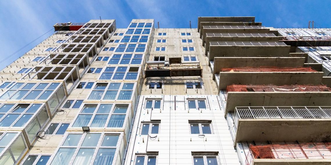 Дом для переселенцев из аварийного жилья на Тормахова в Сочи достроят в марте