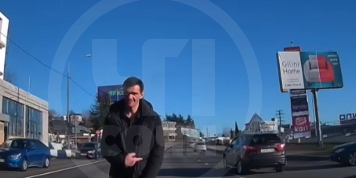 В Сочи держащийся за гульфик мужчина на дороге не давал проехать автомобилям