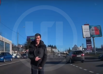 В Сочи держащийся за гульфик мужчина на дороге не давал проехать автомобилям