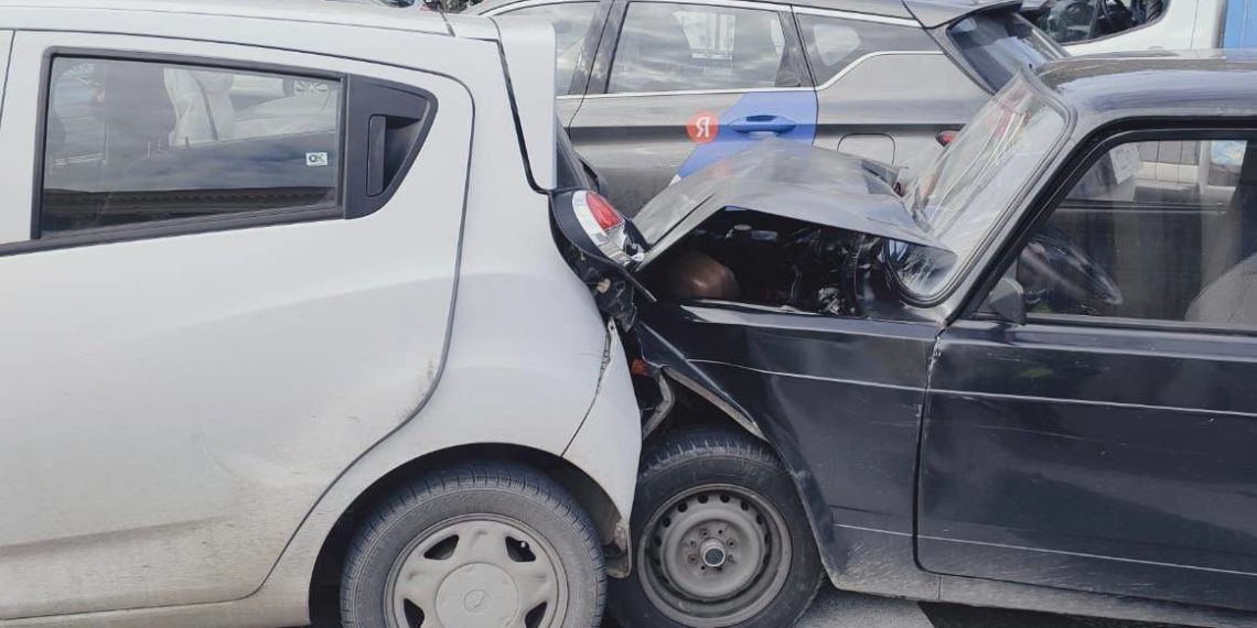 В Сочи девушка на «семерке» врезалась в четыре авто и попала в больницу