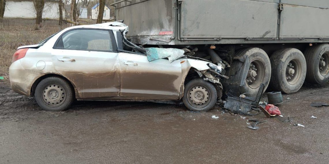 На Кубани 23-летний водитель Chery врезался в грузовик и погиб