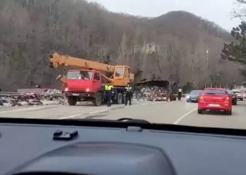 В ДТП с опрокинувшимся мусоровозом на Кубани пострадал водитель