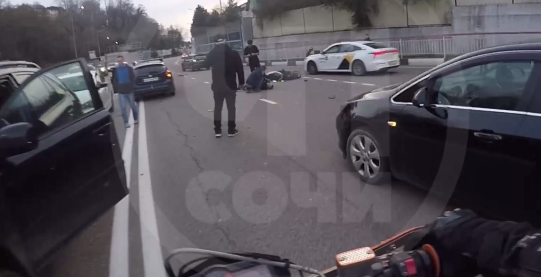 В Сочи водитель мопеда врезался в Ford и попал в больницу