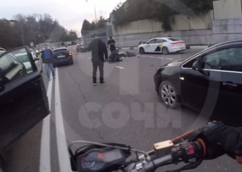 В Сочи водитель мопеда врезался в Ford и попал в больницу