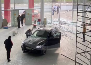 В Сочи водитель снес стену автосалона и въехал внутрь