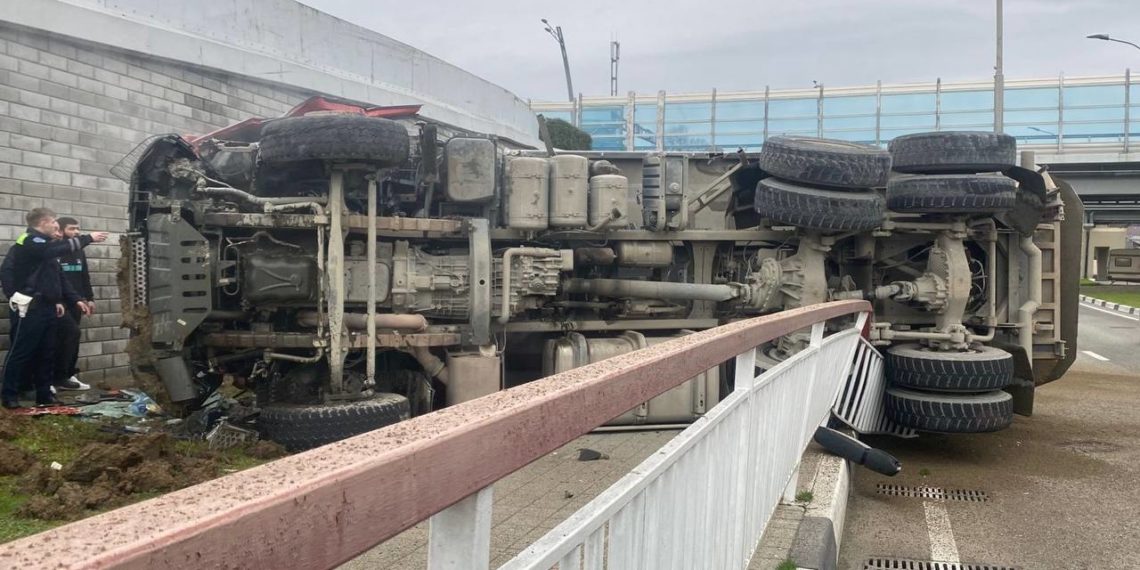 В ДТП с опрокинувшимся самосвалом в Сочи пострадал водитель
