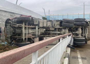 В ДТП с опрокинувшимся самосвалом в Сочи пострадал водитель