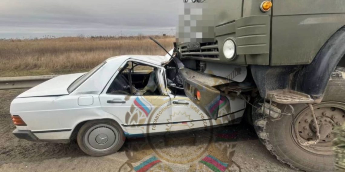 На Кубани 78-летний водитель Mercedes врезался в КамАЗ и погиб