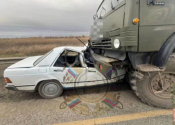 На Кубани 78-летний водитель Mercedes врезался в КамАЗ и погиб