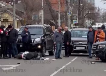 В Краснодаре Mercedes сбил доставщика на мопеде