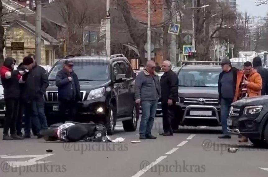 В Краснодаре Mercedes сбил доставщика на мопеде