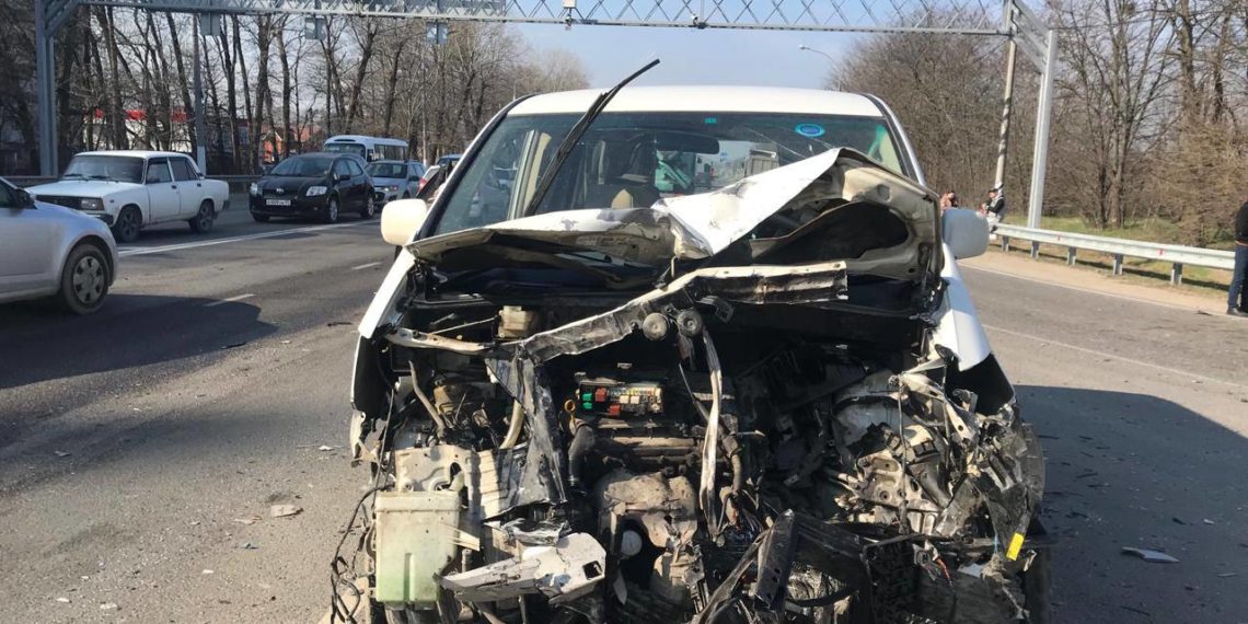 В ДТП с двумя иномарками в Краснодаре пострадали четыре человека